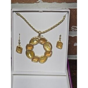 Jc Penny Statement  Ivory/beige Costume Jewelry Necklace with Earrings Boxed Set